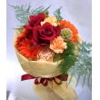 神奈川県大和市北島生花店の花　赤オレンジ系キュートなブーケ